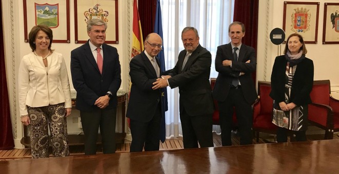 El ministro de Economía, Cristóbal Montoro, y el consejero de Hacienda y Economía, Pedro Azpiazu, trasl el acuerdo sobre el cupo vasco. E.P.