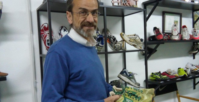 Isidro López porta una de las zapatillas de su marca, Bikila.
