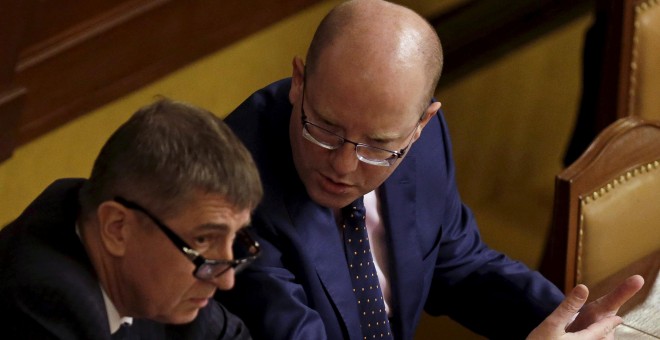 El Ministro de Finanzas checo, Andrej Babis (i), habla con el Primer Ministro Bohuslav Sobotka durante una sesión parlamentaria /REUTERS