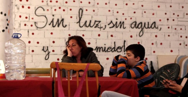 Una mujer desahuciada del proyecto de la Corrala de Vecinas La Utopia, en Sevilla. AFP