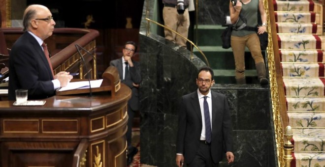 El ministro de Hacienda, Cristóbal Montoro, durante su intervención en la segunda sesión del debate de las enmiendas a la totalidad de los presupuestos de 2017. EFE/Sergio Barrenechea