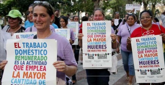 Las mujeres, líderes en labores del hogar aunque trabajen a jornada completa / EFE