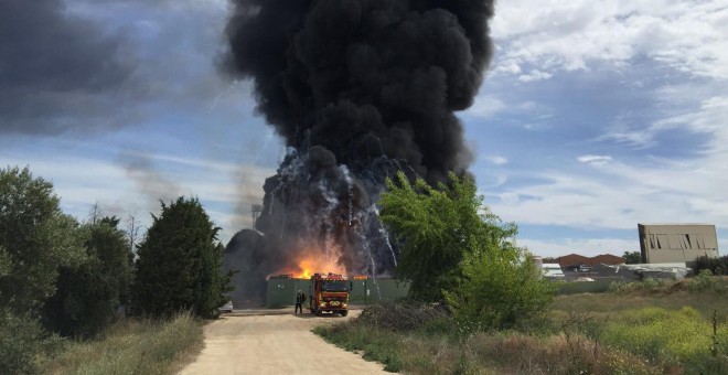 Incendio desatado en una fábrica de disolventes en Arganda del Rey. /@112CMADRID