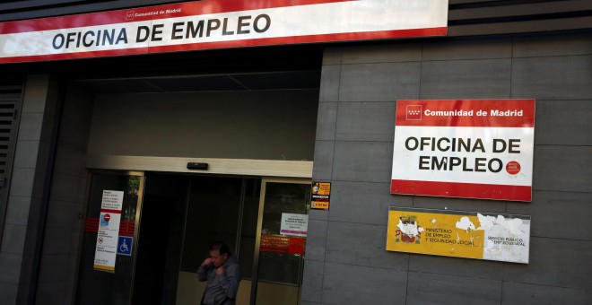 Un hombre sale de una oficina del Servicio de Empleo de la Comunidad de Madrid. REUTERS/Susana Vera