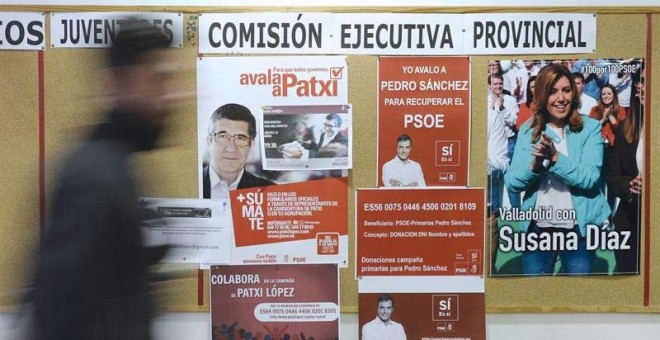 n hombre pasa por delante de los carteles de apoyo a los tres candidatos a la Secretaría General del PSOE colocados en la sede del PSOE de Valladolid | NACHOI GALLEGO (EFE)