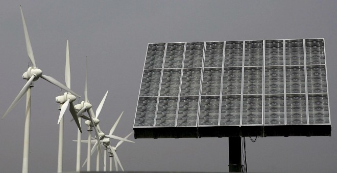 Fotografía tomada en Santa Cruz de Tenerife, que muestra molinos aerogeneradores y panel de energía fotovoltáica. EFE/Cristóbal García