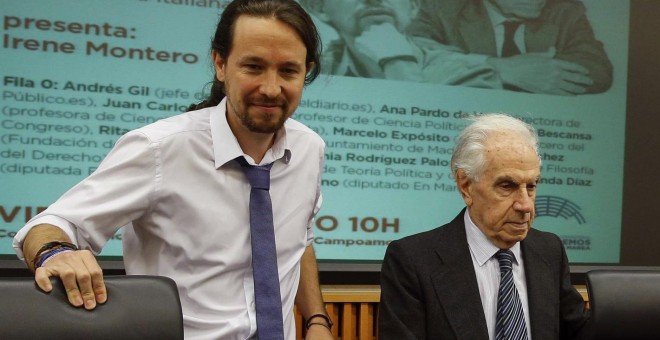 El secretario general de Podemos, Pablo Iglesias, junto al filósofo y senador del Partido Democrático italiano Mario Tronti, momentos antes del coloquio 'De Tangentopoli a la Trama', en el Congreso de los Diputados. EFE/Paco Campos