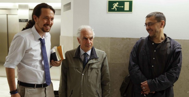 El secretario general de Podemos, Pablo Iglesias, junto al filósofo y senador del Partido Democrático italiano Mario Tronti, y el cofundador y exdirigente de Podemos, Juan Carlos Monedero, momentos antes del coloquio 'De Tangentopoli a la Trama', en el Co