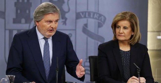 El ministro de Educación, Cultura y Deporte, y portavoz del Gobierno, Íñigo Méndez de Vigo (i), y la ministra de Empleo, Fátima Báñez (d), durante la rueda de prensa posterior a la reunión del Consejo de Ministros / EFE