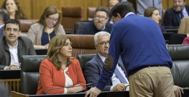 La presidenta andaluza, Susana Díaz, habla con el portavoz de Ciudadanos, Juan Marín, en el Parlamento andaluz / EFE