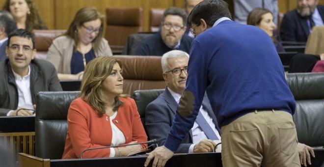La presidenta andaluza, Susana Díaz, habla con el portavoz de Ciudadanos, Juan Marín, en el Parlamento andaluz / EFE