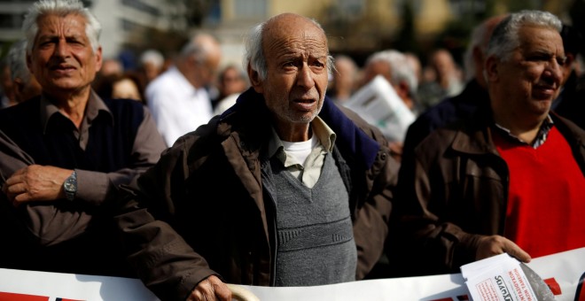 Pensionistas griegos manifestandose contra el plan de pensiones en Atenas. / REUTERS