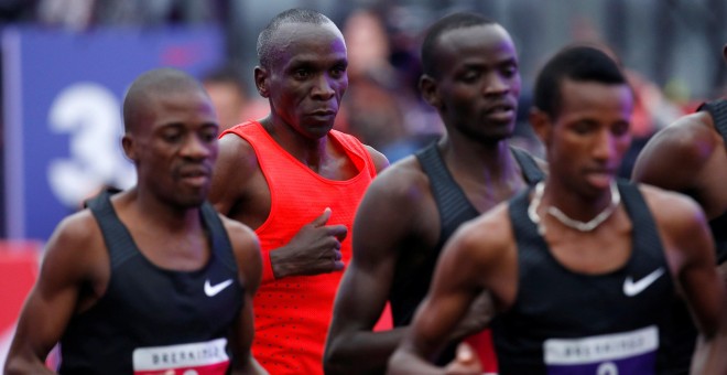 Eliud Kipchoge, tras su equipo de 'liebres' durante la carrera en el Circuito de Monza (Italia) para intentar bajar el maraton de las dos horas. REUTERS/Alessandro Garofalo