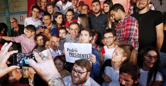 El ex secretario general del PSOE y candidato a las Primarias, Pedro Sánchez, juntos a simpatizantes en un acto de su campaña en Elche (Alicante). EFE/Manuel Lorenzo