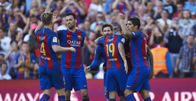 Los jugadores del FC Barcelona felicitan al delantero argentino Leo Messi (3-i) tras marcar el segundo gol ante el Villarreal, durante el partido de Liga en Primera División que se juega esta tarde en el Nou Camp, en Barcelona. EFE/Alejandro García