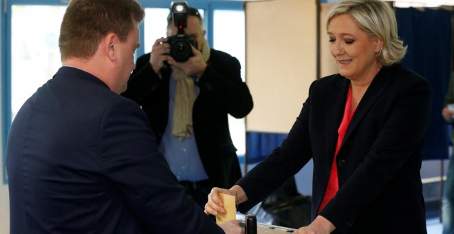 La candidata de ultraderecha Marine Le Pen, deposita su voto en el colegio electoral de Hénin-Beaumont. REUTERS/Pascal Rossignol