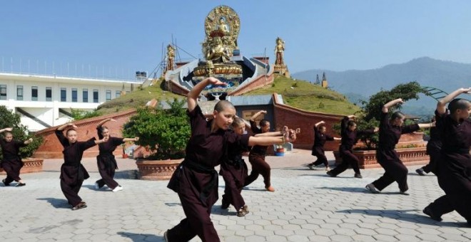 Monjas budistas practicando Kung-fu en el convento de Amitabha Drukpa en las afueras de Katmandú, Nepal. - AFP