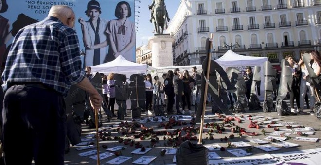 Concentración convocada por la Asociación Ve-la luz, que promovió una huelga de hambre en la Puerta del Sol durante veintiséis días entre febrero y marzo de este año y que este domingo vuelven al kilómetro cero de la capital para exigir medidas contra la