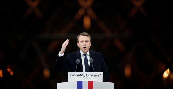 Emmanuel Macron, durante su discurso como ganador de las presidenciales francesas junto al museo del Louvre, en París. - REUTERS