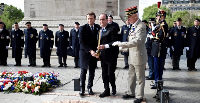 Emmanuel Macron y su antecesor en el cargo, François Hollande, durante el homenaje a las víctimas de la Segunda Guerra Mundial. - REUTERS