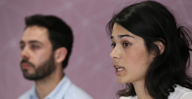 El secretario de organización de Podemos en la Comunidad de Madrid, Fran Casamayor (i), y la diputada Isabel Serra (d), presentan los resultados de la consulta para decidir si se impulsa una moción de censura contra Cifuentes. EFE/MARISCAL