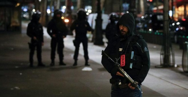 Policías franceses monta guardia ne los accesos de la Estación de Norte de París. - AFP