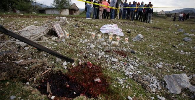 Una mancha de sangre en el lugar de la explosión, un almacén de fuegos artifivciales en la ciudad de San Isidro,Chilchotla, Mexico. REUTERS/Imelda Medina