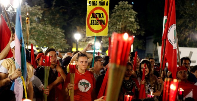 Miembros del PT, durante una marcha en apoyo a Lula en Curitiba. - REUTERS