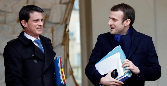 Fotografía de archivo de Manuel Valls en su etapa como primer ministro junto al entonces ministro de Economía Emmanuel Macron. - REUTERS