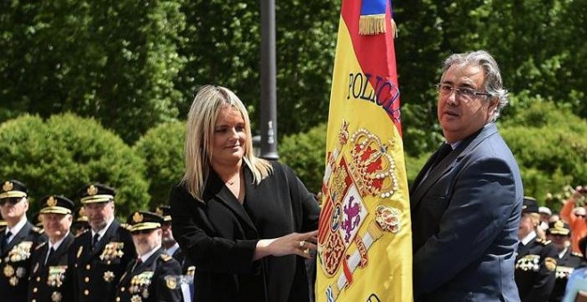 El ministro del Interior, Juan Ignacio Zoido (d), junto a la presidenta de la Fundación Víctimas del Terrorismo, María del Mar Blanco (i), ayer durante el acto de concesión del uso de la bandera de España a la Jefatura Superior de Policía de Madrid, hoy