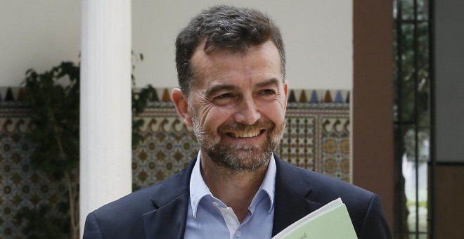 El portavoz de IU, Antonio Maillo, momentos antes de comenzar el pleno en el Parlamento de Andalucía, hoy en Sevilla. EFE/Jose Manuel Vidal