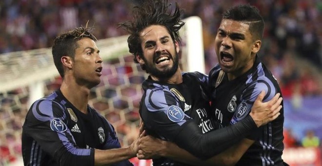 El centrocampista del Real Madrid Isco Alarcón (c) celebra con Cristiano Ronaldo (i) y con Casemiro su gol. /EFE