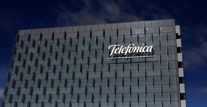 El logo de Telefónica en su sede en el distrito madrileño de Las Tablas. REUTERS/Juan Medina