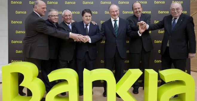 Rodrigo Rato y José Luis Olivas con los responsables de las otras cajas de ahorros que formaron Bankia, en la salida a bolsa de la entidad. EFE