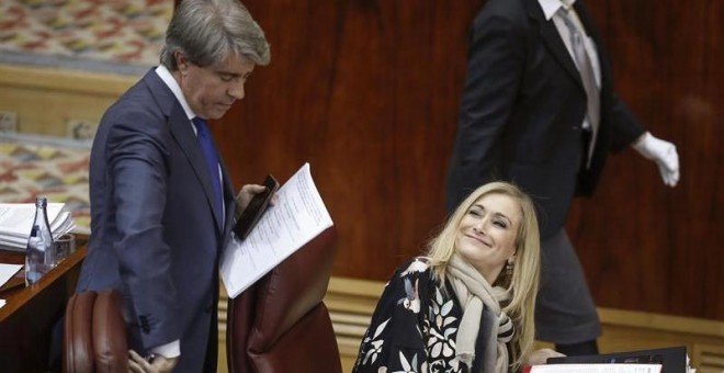 La presidenta regional, Cristina Cifuentes, y el consejero de Presidencia, Justicia y Portavoz, Ángel Garrido, durante el pleno monográfico que hoy celebra la Asamblea de Madrid sobre el Canal de Isabel II. | EMILIO NARANJO (EFE)