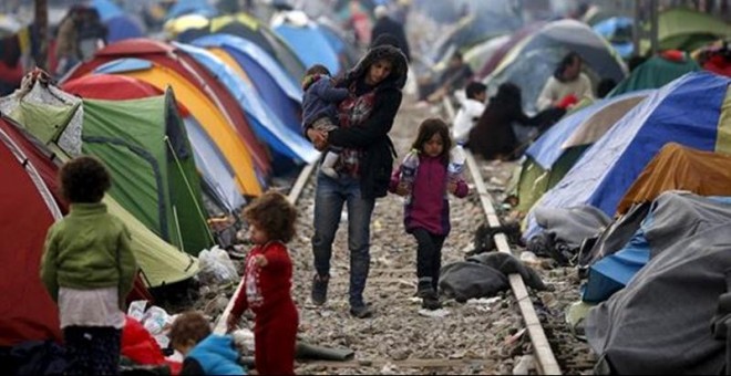 Imagen de archivo de refugiados en Grecia / REUTERS