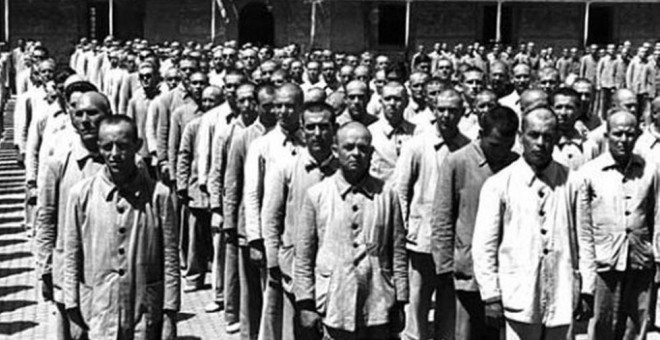 Presos republicanos en un campo de concentración del franquismo.