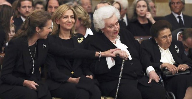 Las infantas Elena y Cristina, junto a las infantas Pilar y Margarita, hermanas del Rey emérito Juan Carlos, durante el funeral por la infanta Alicia de Borbón-Parma. EFE/Ballesteros
