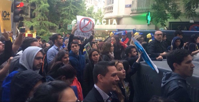 Opositores a Maduro cercan a un centenar de personas en la Embajada de Venezuela.