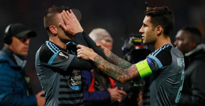 Hugo Mallo y Iago Aspas lloran de tristeza tras caer ante el Manchester United. /REUTERS