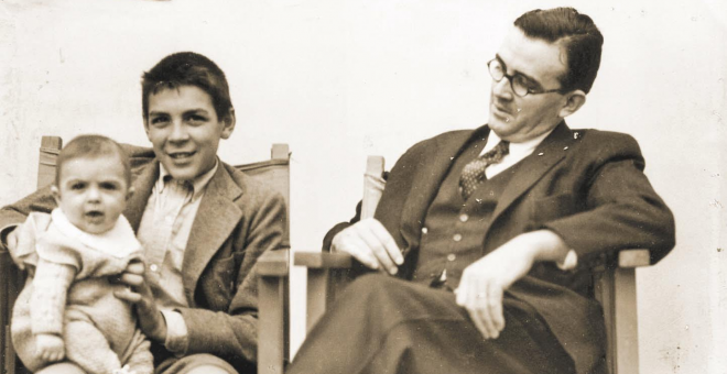 Juan Martín Guevara sobre su hermano, Ernesto 'Che' Guevara, junto a su padre./ Archivo de la familia