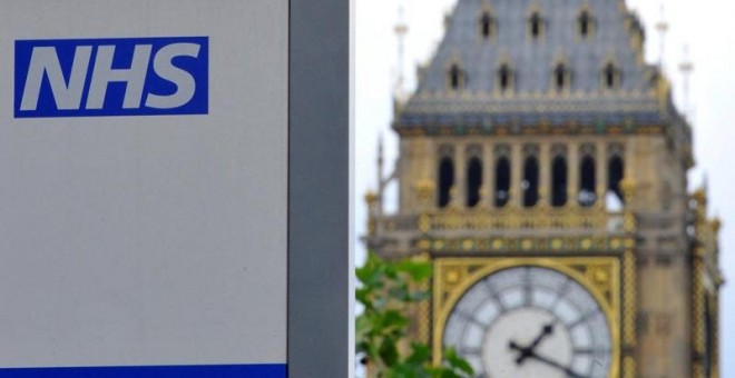 Un cartel del Servicio Nacional de Salud británico en Londres. | REUTERS