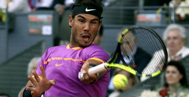 El tenista español Rafael Nadal, durante su partido ante el austriaco Dominic Thiem, correspondiente a la final del torneo Mutua Madrid Open que se está disputando en la Caja Mágica, en Madrid. EFE/Sergio Barrenechea