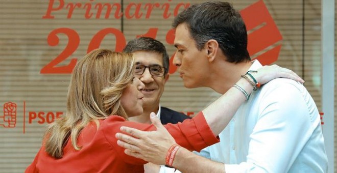 Los candidatos del PSOE se saludan a su llegada al debate. /EFE