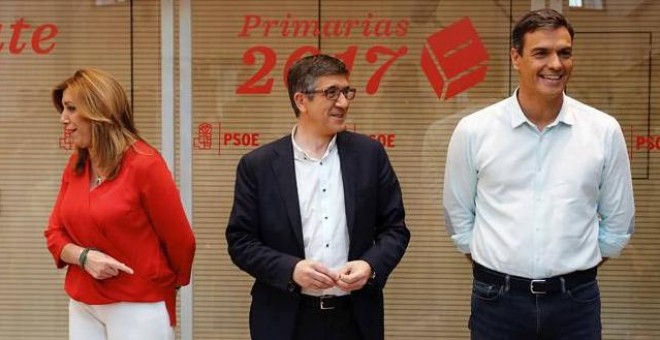 Los candidatos a la Secretaría General del PSOE, Susana Díaz (i), Patxi López (c) y Pedro Sánchez (d), en la sede del partido en la madrileña calle de Ferraz, momentos antes del único debate electoral. | EFE