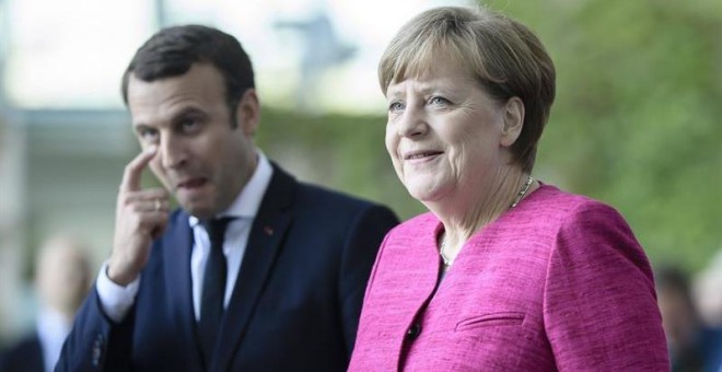 Emmanuel Macron y Angela Merkel, en Berlín. / CLEMENS BILAN (EFE)