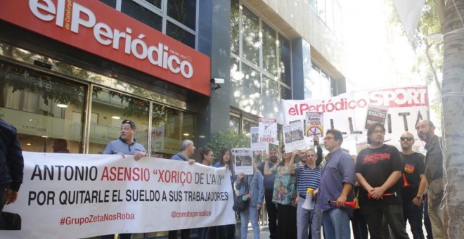 Imagen de los trabajadores en huelga frente a la puerta de El Periódico / TWITTER COMITÉ EL PERIÓDICO