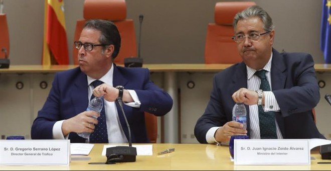 El ministro del Interior, Juan Ignacio Zoido (derecha), y el director de la Dirección General de Tráfico, Gregorio Serrano (izquierda), durante la reunión del Comité de Seguridad Vial. | EFE