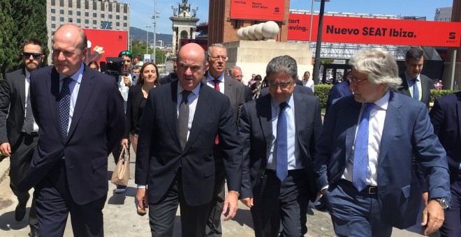 El ministro de Economía, Luis de Guindos, en el salón Automobile Barcelona. E.P.