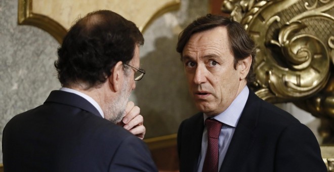 El presidente del Gobierno, Mariano Rajoy, conversa con el portavoz popular, Rafael Hernando, durante la sesión de control al Ejecutivo en el Congreso. EFE/Mariscal